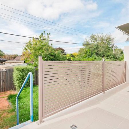 Elegant Two Storey Townhouse with Three Bathrooms - Photo 5