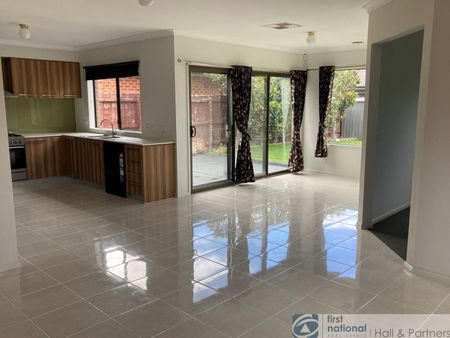 18 Olive Grove, Officer - Photo 2