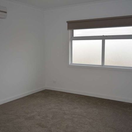 Quality townhouse close to St Albans station. - Photo 3