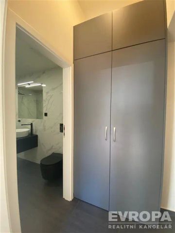 Exkluzivní 1+kk v srdci Karlína | Stylové bydlení ve vysokém standardu - Photo 3