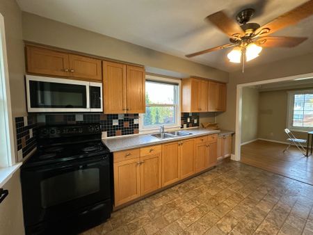 For Lease - 183 Grove Park Drive, Burlington, Ontario - Photo 2