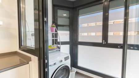 Parking included in the price, just a few minutes from the train station - Photo 4