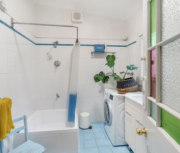 Three Bedroom Bondi Semi With A Deep Leafy Garden & Parking! - Photo 3