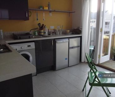 1 bedroom in a flat share to rent - Photo 3