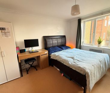 Stortford Hall Park - Photo 3