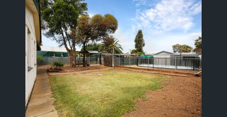 🏡 Spacious 3 Bedroom Family Home on a Large Block - Photo 2