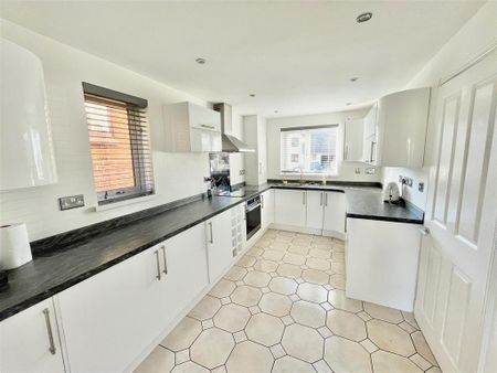 4 bedroom detached house to rent - Photo 5