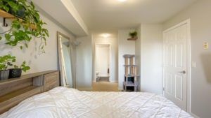 $3,100 – This Spacious 2 Bdrm + Den unit with 2 Baths OVER 800 SQ FT (New Westminster) - Photo 2