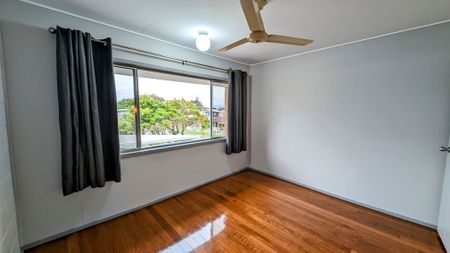 SELF CONTAINED TOWNHOUSE, CLEAN & COMFORTABLE, SHORT WALK TO ALL YOUR EVERYDAY NEEDS - Photo 2