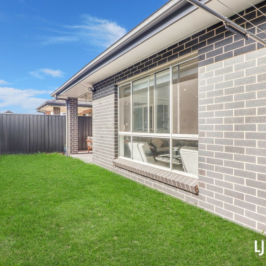 Beautiful 4 Bedroom Home - Great Location! 10.75kw solar panels to save on electricity - Photo 1