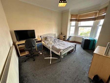 Room in a Shared House, Burley Road, LS4 - Photo 4