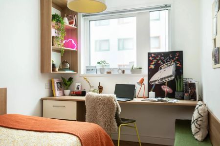 Large High Double Ensuite - Photo 5