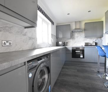 4 bedroom Flat To Let - Photo 3