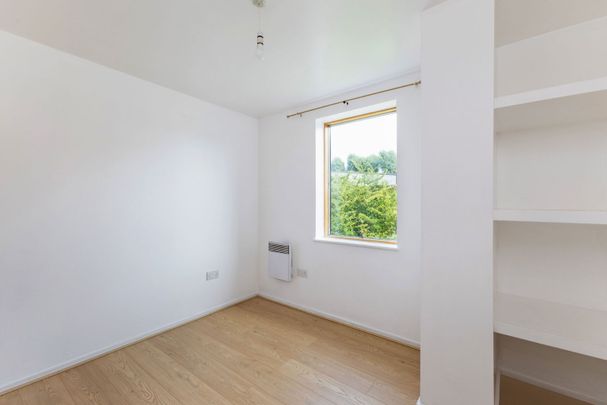 London Road, Isleworth, TW7 - Photo 1