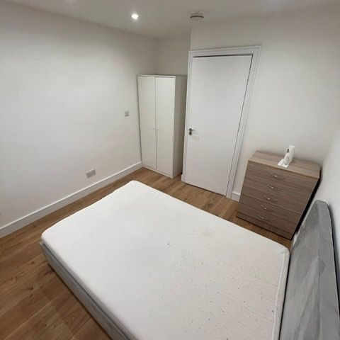 Room in a Shared House, Lockesfield Place, E14 - Photo 1