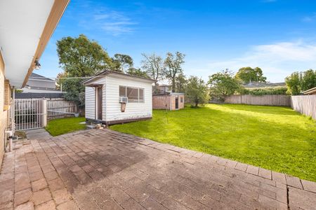 Bright and Spacious Family Home in a Sought-After Location - Photo 4