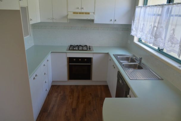 Light-Filled Three-Bedroom Townhouse in Peaceful Leura Location! - Photo 1