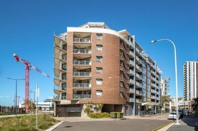 Prime Location & Water Views – Sub-Penthouse! - Photo 4