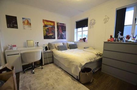 Kings Road, Egham, TW20 - Photo 3