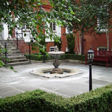 A modern single studio apartment on a charming period property in Hammersmith, London W6 - Photo 1
