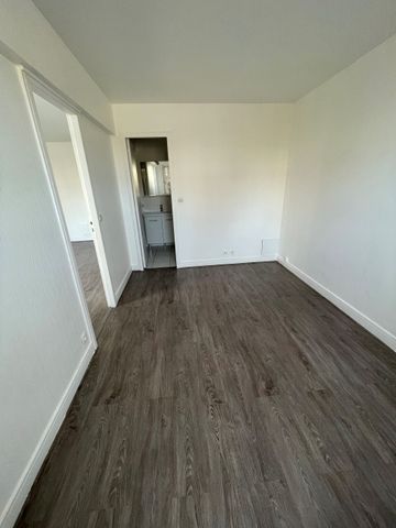 LOCATION - 2 PIECES - PARKING - Photo 5