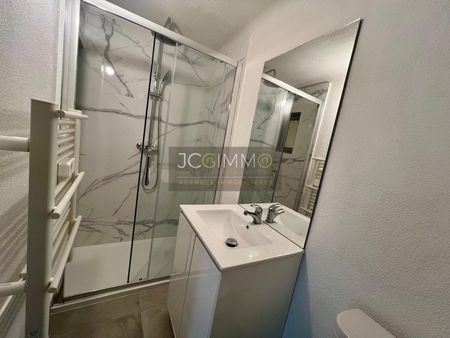Location Appartement 2 pièces 47m² SOLLIES VILLE 83210 - Photo 3