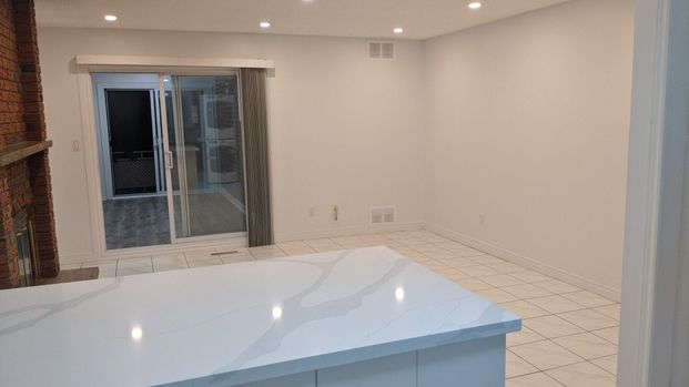 For Lease - 354 Park Road Unit# Main Fl, Oshawa, Ontario - Photo 1
