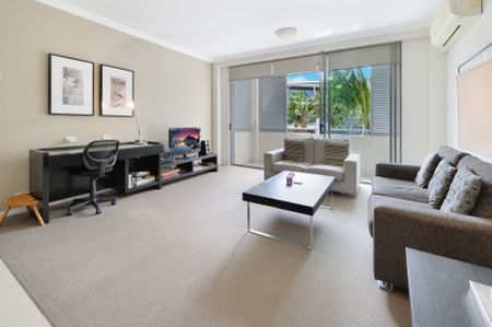 FULLY FURNISHED 1 BEDROOM APARTMENT- LOCATED CLOSE TO BOND UNI IN VARSITY LAKES - Photo 2