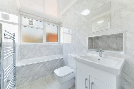 3 Bed Flat, Southwater Close, E14 - Photo 2