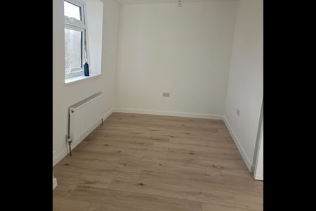 1 Bed Flat, East India Dock Road, E14 - Photo 2