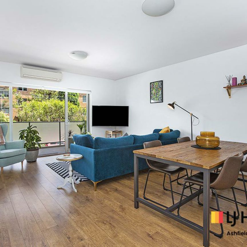 Spacious Two Bedroom Unit In Prime Location - Photo 1