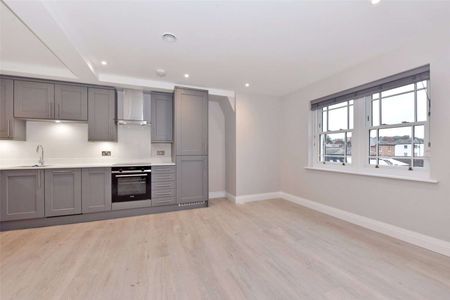 An immaculate one-bedroom top floor flat located in the heart of Marlow - Photo 4