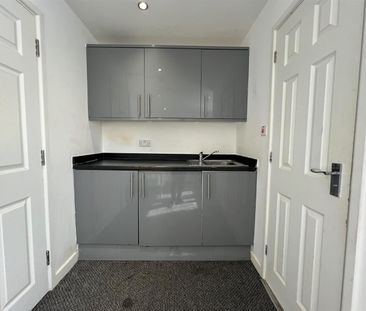 Overton Drive, Romford RM6, London - Photo 2