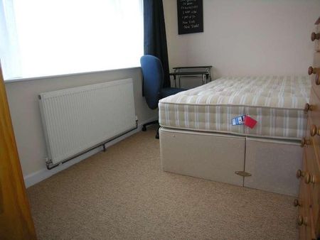 Bedroom Detached House In Winton, BH9 - Photo 4