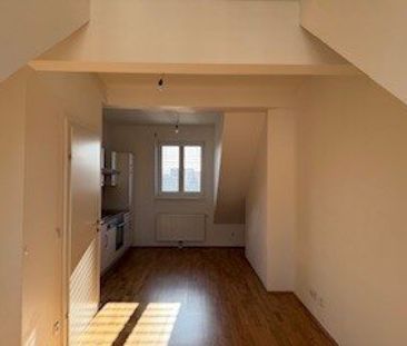 Klein aber fein: Charmante, lichtdurchflutete Dachgeschoßwohnung in... - Foto 1