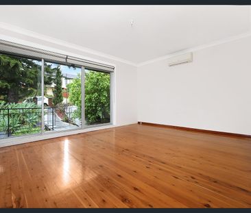 EASY-CARE FAMILY HOME IN PRIME LOCATION! - Photo 3