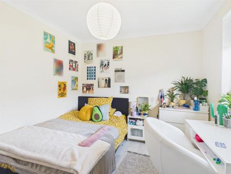 4 bedroom semi-detached house to rent - Photo 3