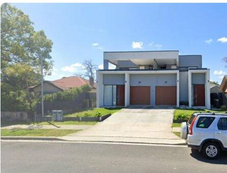 Spacious 5-Bedroom Family Home in the Heart of Pendle Hill - Photo 3