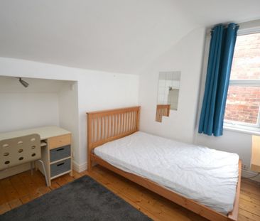 References Pending - 6 bed Detached House - Photo 6