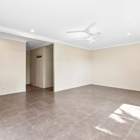CENTRAL HERVEY BAY - SPACIOUS DUEL LIVING HOME - Photo 3