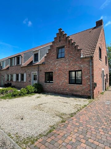 Charmante instapklare trapgevelwoning (HOB) met mooie tuin gelegen in een verkeersarme en residentiële omgeving op wandelafstand van het centrum en het station van De Pinte. - Photo 4