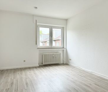 Drei-Zimmer-Wohnung mit saniertem Bad und neuem Fußboden - Foto 1