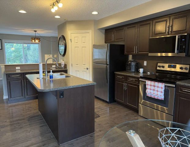 Bright & Spacious 3-Bed Tamarack Townhome - Double Attached Garage — 3 Bedrooms Townhouse - Photo 1