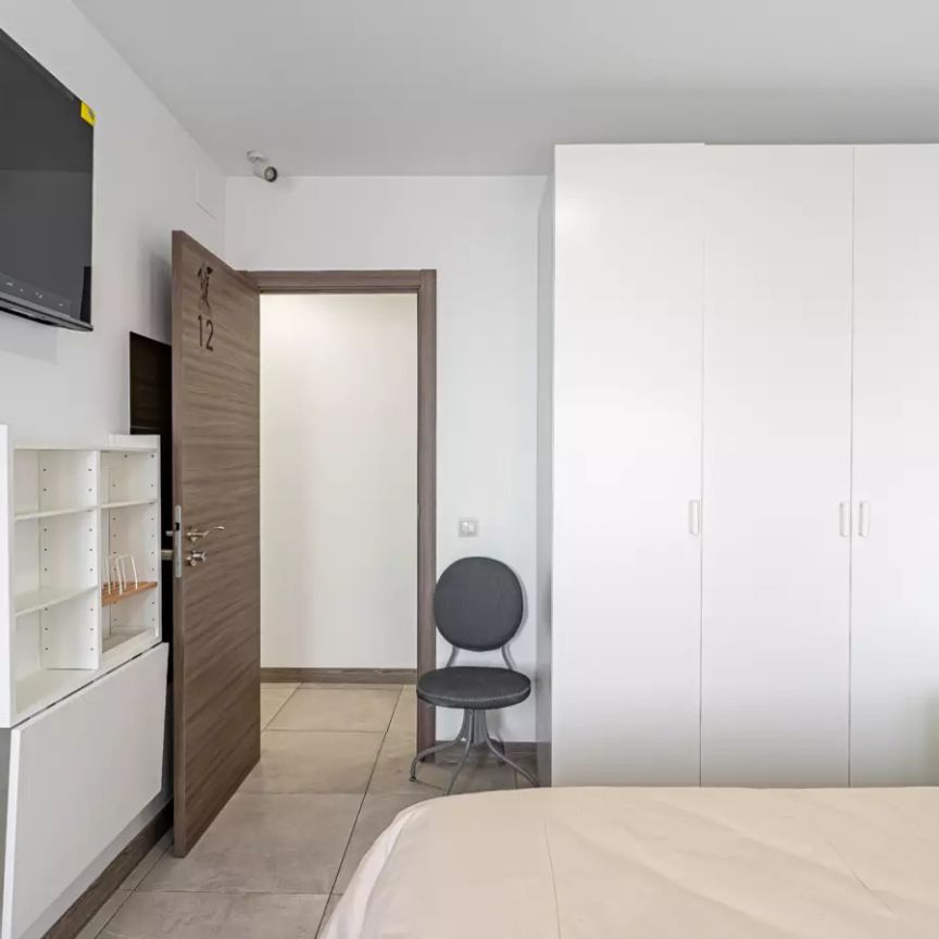 Room in a shared 18-bedroom apartment for rent in Sol. - Photo 1