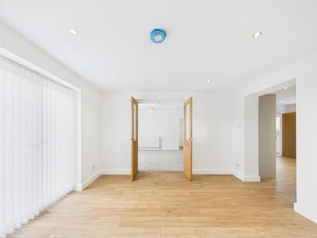 4 bedroom detached house to rent - Photo 3