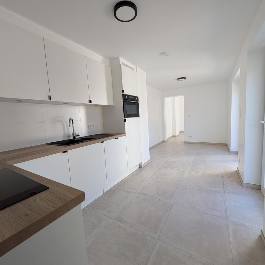 Volledig gernoveerde half-open bebouwing te Bellingen - Photo 1