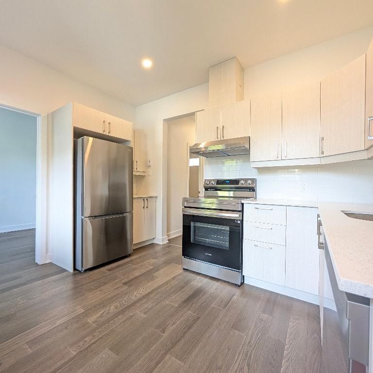 **Because You Deserve Renovated 4 1/2 w Parking, Metro Lasalle,Verdun** - Photo 1