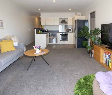 Sun-Drenched 3-Bedroom Top Floor Apartment - Photo 1