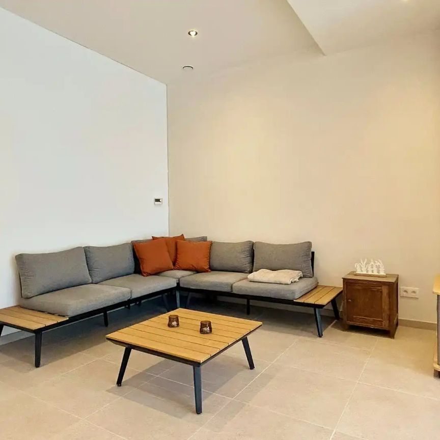 Volledig gerenoveerde rijwoning met 3 slaapkamers en gezellig tuintje. - Foto 1