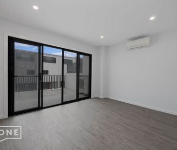 Stunning Brand New 3 bedroom Townhouse with Garage plus an extra parking space, Opposite the University of Newcastle & close to The Mater Hospital - Photo 1